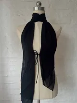 Top negro con cuello halter y abertura central con lazos.