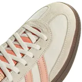 Zapatillas Adidas Handball Spezial W, con capellada de gamuza color beige, detalles en color salmón y suela de goma marrón.