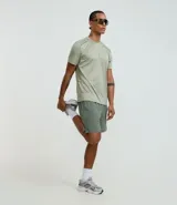 Bermuda deportiva Get Over confeccionada en tejido tecnológico de microfibra con elasticidad. Presenta cintura elástica con cordón interno de ajuste, bolsillos laterales y detalle de estampa reflectiva en el lateral. Diseño ligero y de secado rápido.