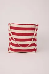 Bolso tipo tote de tela a rayas horizontales rojas y blancas, con asas de soga.