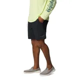 Short de secado rápido con protección solar UPF 50, diseñado para actividades acuáticas y pesca. Cuenta con cintura elástica ajustable con cordón, trabillas para cinturón, bolsillos laterales de malla y un bolsillo trasero con cierre.