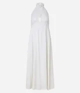Vestido midi evasé color blanco, confeccionado en viscosa con foil. Presenta cuello halter trenzado, sisa americana y espalda descubierta.