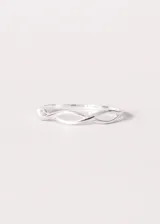 Anillo minimalista con diseño de símbolo de infinito entrelazado, acabado en color plata.