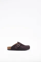 Zueco de cuero vacuno en color marrón oscuro, con diseño de punta cerrada, ajuste mediante hebilla metálica lateral y suela de corcho con base de goma.