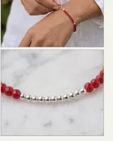 Pulsera de cuentas de cristal rojo con detalle central de esferas de plata 925.