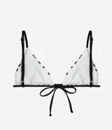 Top de bikini triangular de microfibra color blanco con estampa de caracolas, estrellas de mar y corales en negro. Cuenta con breteles y lazo frontal negros, además de detalle de cuentas en el centro.