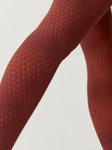 Calza larga color ladrillo con estampado geométrico y bolsillo trasero en la cintura.