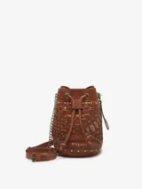 Bolso tipo cartera de cuero bovino color marrón, con diseño trenzado y apliques metálicos decorativos. Tiene cierre ajustable con cordón, correa regulable y cadena metálica.