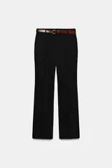 Pantalón de tiro alto color negro, de corte recto y pinzas frontales. Incluye un cinturón delgado de cuero marrón con hebilla metálica dorada.
