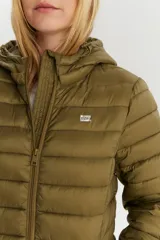Campera tipo puffer con capucha, color verde oliva. Presenta diseño acolchado horizontal, cierre frontal completo y bolsillos laterales con cierre. Incluye logo pequeño en el pecho.