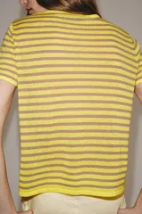Top de punto de cuello redondo y manga corta, con diseño de rayas horizontales en tonos marrón y naranja.