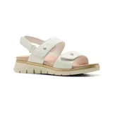Sandalia casual de mujer con soporte de arco, confeccionada en material sintético texturizado color blanco. Presenta dos tiras ajustables con cierre de velcro y detalles metálicos dorados. La suela es de plataforma con detalles en color oro y base antideslizante.