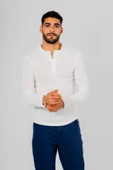 Remera de manga larga color negro, confeccionada en algodón, con cuello redondo y cierre frontal parcial con botones.