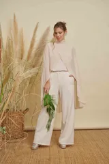 Pantalón de vestir de corte ancho y tiro alto, con diseño fluido y bolsillos laterales.