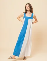 Vestido largo de lino color blanco, gris y amarillo, con breteles anchos, escote recto, elástico en la espalda y tajos laterales.