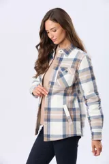 Campera de viyela a cuadros en tonos blanco, azul y tostado, forrada en corderito en su interior. Cuenta con cierre frontal de botones, bolsillos en el pecho con solapa y bolsillos laterales.