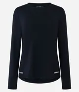 Remera deportiva de manga larga con cuello redondo, confeccionada en microfibra perforada. Presenta detalles reflectantes en la parte inferior y un diseño funcional para entrenamiento.
