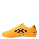Championes de fútbol Umbro modelo Classico III TF, color negro con detalles en blanco. Diseñados para superficies sintéticas, cuentan con suela de multitacos para mayor tracción y estabilidad, cierre con cordones y construcción resistente al desgaste.