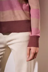 Sweater de viscosa y nylon a rayas horizontales en tonos rosa y beige, con cuello polo y mangas largas.