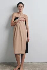 Vestido midi de escote recto y diseño strapless, con corte recto y abertura en la espalda.