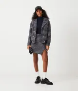 Blusa de punto acanalado en color azul marino, con cuello alto y detalle de botones dorados decorativos en los hombros. Presenta un diseño ajustado de manga larga.