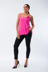 Musculosa fucsia de satén con escote en V y tirantes finos.