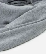 Pañuelo rectangular de color negro, con acabado de mini flecos en los extremos y diseño liso.