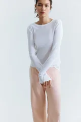 Pantalón deportivo de felpa color rosado, con bajo levemente acampanado, cintura estándar con elástico revestido y cordón ajustable.
