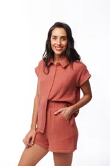 Conjunto de camisa de manga corta con botones y short, color ladrillo, de algodón texturizado.