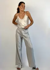 Pantalón plateado de corte recto, con bolsillos laterales y cintura alta.