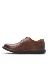 Zapato de cuero marrón con cordones, diseño clásico con costuras reforzadas y suela de goma EVA negra.