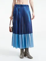 Falda midi plisada metalizada con textura plisada y pretina elástica.