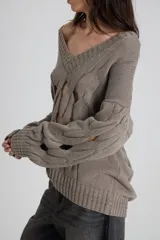Sweater gris oscuro de algodón mouliné con escote en V y diseño calado. Silueta holgada.