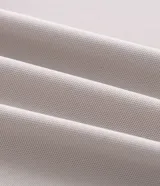 Camisa masculina de manga larga, cuello inglés y cierre frontal de botones, confeccionada en poliamida con elastano y tecnología performance.