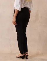 Pantalón celeste en gabardina elastizada marca Zac & Rachel. Pretina ancha con faja interna modeladora. Largo de pierna con costura frontal pespunteada. Trasera con bolsillos ojal simulados.