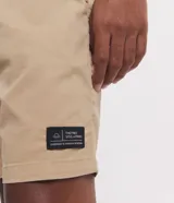 Bermuda masculina color gris claro, de sarga con efecto jaspeado, cintura elástica ajustable con cordón, bolsillos laterales y traseros, y etiqueta en la barra.