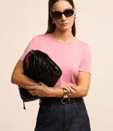 Blusa básica de viscosa color rosado, con escote redondo y manga corta.