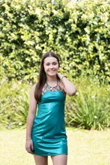 Vestido corto azul con escote halter y espalda descubierta. Presenta detalles de encaje negro en el escote y los laterales.