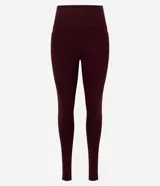 Pantalón legging deportivo Get Over de color bordó, confeccionado en microfibra con cintura alta y pretina ancha. Cuenta con bolsillos laterales y calce ajustado al cuerpo.