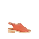 Sandalias amarillas de cuero con puntera abierta, taco bajo de madera y tira trasera con hebilla.