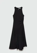 Vestido midi de fiesta color negro, con cuello redondo y diseño sin mangas. Presenta un detalle drapeado lateral en la cintura y corte evasé fluido.