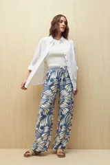 Pantalón ancho estampado de corte amplio y fluido, con cintura elastizada y lazo ajustable.