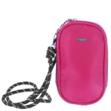 Necessaire tipo bandolera color fucsia, con cierre perimetral y correa de cuerda negra con detalles blancos, ajustable mediante nudo.