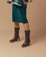 Botas de caña media de cuero marrón oscuro, con taco cuadrado forrado con estampado de serpiente y cierre lateral.