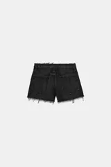 Short de denim tiro medio con trabillas, cinco bolsillos, diseño roto y bajo sin costuras. Cierre frontal con cremallera y botón metálico.