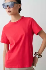 Remera de algodón roja de manga corta, con cuello redondo y corte clásico.