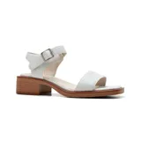 Sandalias blancas de cuero con dos tiras, una sobre los dedos y otra al tobillo con hebilla metálica. Taco bajo de madera.