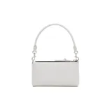 Cartera de hombro tipo baguette, color blanco, con diseño minimalista y cierre metálico frontal con logo de la marca.