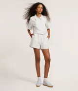 Short runner de sarga confeccionado en algodón, con diseño a rayas y cintura elástica.