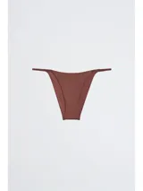 Bombacha de bikini color marrón, de corte alto en la pierna y tirantes ajustables.